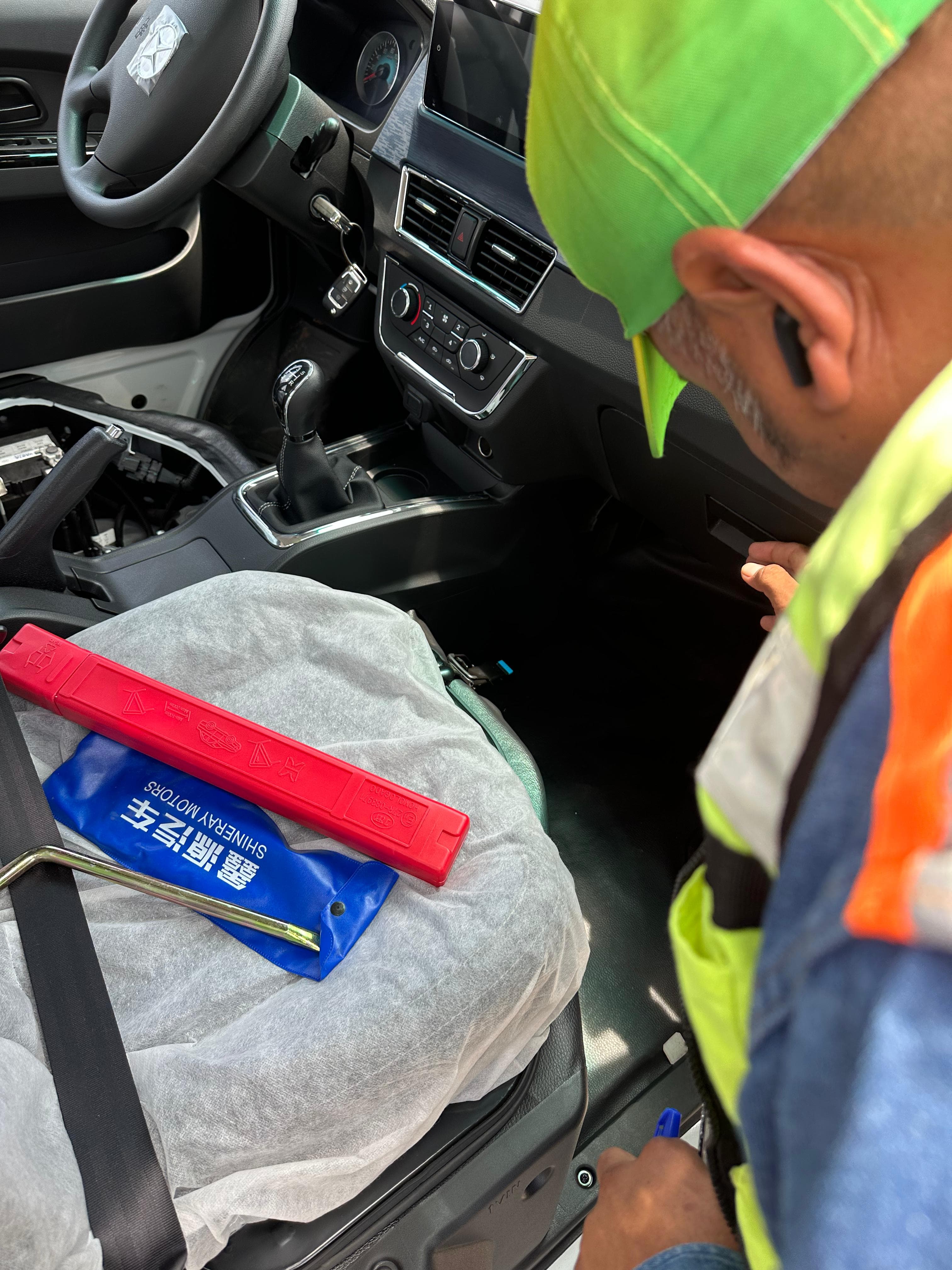 Inspección interior del vehículo - Verificación de cabina y controles